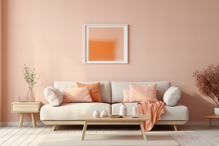 Un salon minimaliste avec des murs Peachy Fuzz, un canapé blanc orné de coussins en duvet pêche, une table basse en bois et des pièces de décoration neutres. Une peinture abstraite encadrée est centrée au-dessus du canapé.