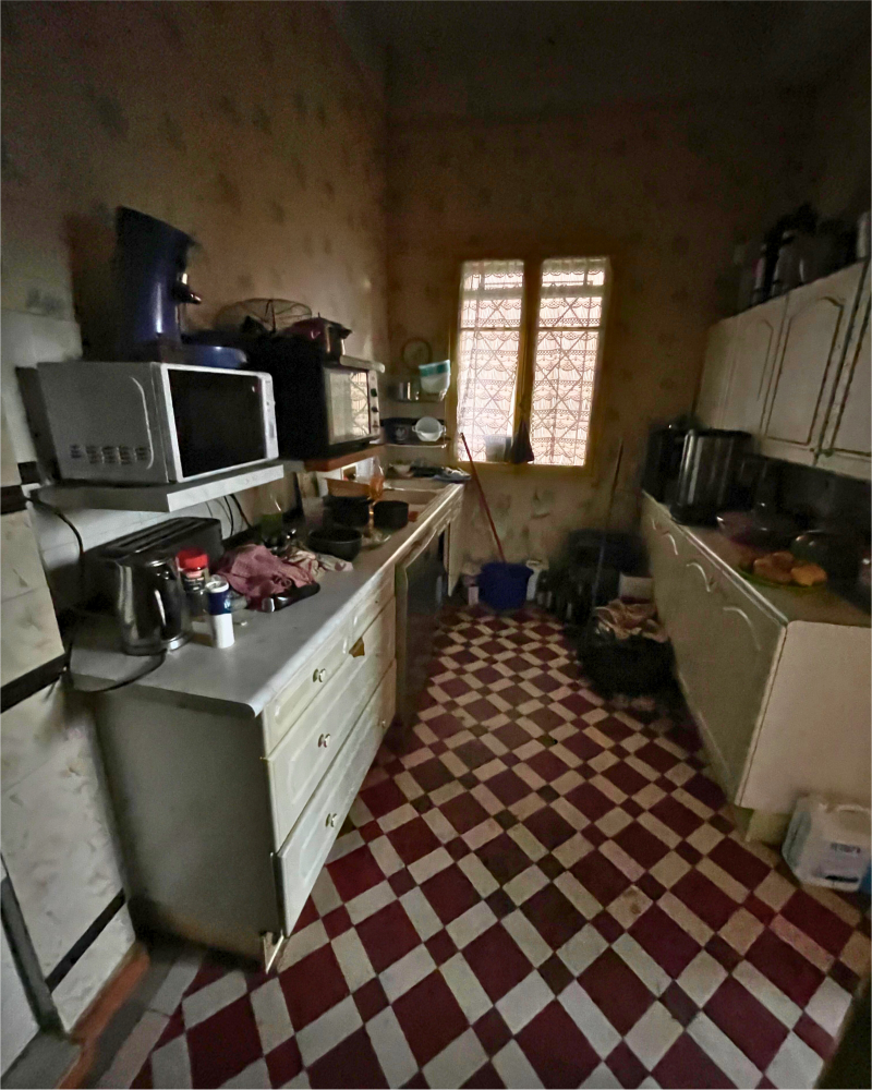 Une pièce abandonnée au papier peint décollé et aux câbles électriques apparents confiée à Originatelier