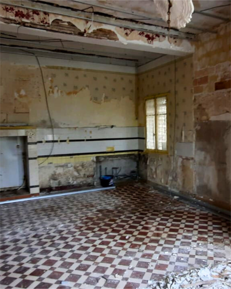 Une pièce abandonnée au papier peint décollé et aux câbles électriques apparents confiée à Originatelier