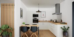 Cuisine moderne avec des armoires blanches, des comptoirs en bois, une petite table à manger avec deux chaises noires, des appareils encastrés, des plantes en pot et des œuvres d'art murales.